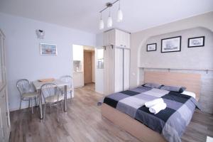 - une chambre avec un lit, une table et des chaises dans l'établissement 01 Gdynia Centrum - Apartament Mieszkanie dla 2 os, à Gdynia