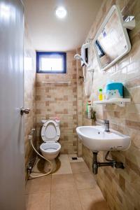 Ein Badezimmer in der Unterkunft The Cube Sathorn Boutique Hotel เดอะ คิวบ์ สาทร บูติค โฮเทล Near BTS Surasak