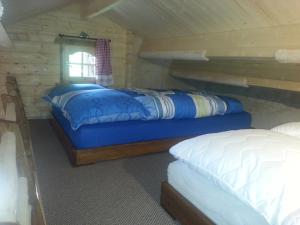 a bedroom with two beds in a log cabin at Holzhaus Waldwichtel am Wald und See in Neuruppin