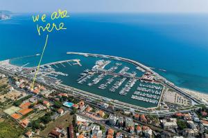 una vista aerea di un porto turistico con barche in acqua di APPARTAMENTO nonni FRANCHI a Loano