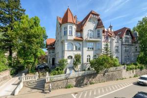 duży dom z pomnikiem przed nim w obiekcie Lion Apartments - Scandi Love BestSeller with 3 bedrooms w mieście Sopot