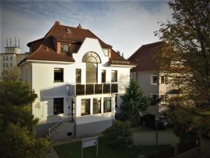 a large white house with a brown roof at Wunderschönes Penthouse im Herzen von Hameln in Hameln