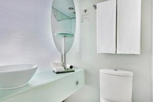 A bathroom at Rambler Garden Hotel