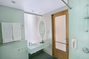A bathroom at Rambler Garden Hotel