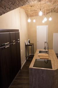 Kuchyňa alebo kuchynka v ubytovaní la casa del vicolo - city center -