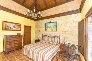 Postel nebo postele na pokoji v ubytování Cubo's Villa Ana Valtocado + 33 fotografií