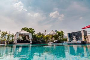 Bazén v ubytování Rawai Luxury Tents Pushkar nebo v jeho okolí