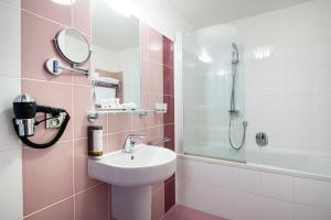 Uma casa de banho em Hotel Mlynska