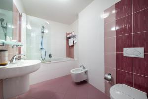 Uma casa de banho em Hotel Mlynska