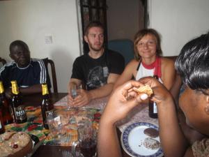 Eine Gruppe von Menschen sitzt an einem Tisch und isst Essen in der Unterkunft MOCAP in Kampala + 8 Fotos