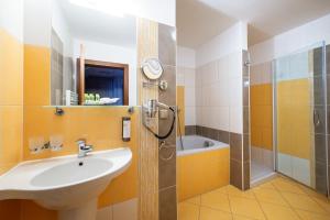 Uma casa de banho em Hotel Mlynska