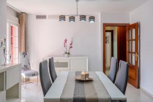 comedor con mesa y sillas en Pianista Apartment Granada by A3Rentals en Granada