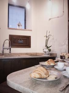 een keuken met twee borden brood op een aanrecht bij Angolo Dei Priori - city center- in Perugia