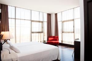 Postel nebo postele na pokoji v ubytování Hotel Sercotel Plana Parc