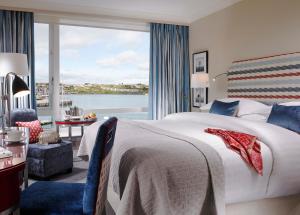 Giường trong phòng chung tại Trident Hotel Kinsale