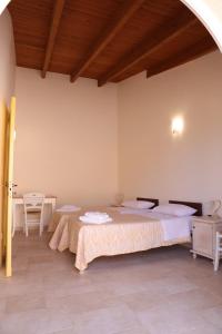 Un pat sau paturi într-o cameră la masseria Carlini