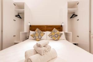 um quarto com uma cama com toalhas em Villa Kapai em Seminyak