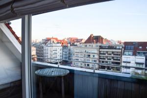 balcón con taburete y vistas a los edificios en Superbe Duplex Penthouse, en Knokke-Heist