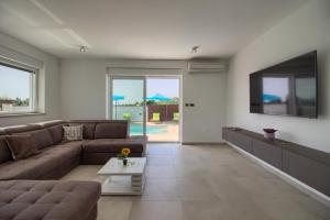 O zonă de relaxare la Modern villa Nerina with private pool near Pula