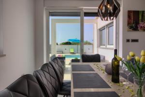 Posedenie v ubytovaní Modern villa Nerina with private pool near Pula