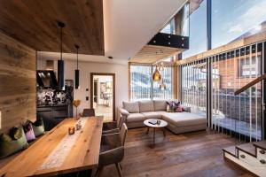 a living room with a couch and a table at Chalet´s Alpenjuwel in Tux