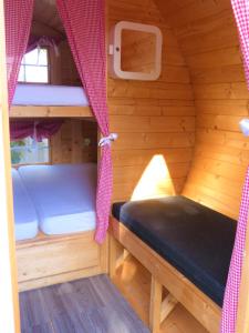 Dviaukštė lova arba lovos apgyvendinimo įstaigoje NATURAMA BEILNGRIES - Naturparkcamping und Fasshotel