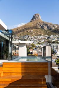 Cape Town的住宿－Latitude Aparthotel by Totalstay，屋顶上带游泳池的房子