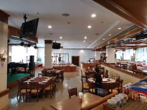Green World Palace Hotel tesisinde bir restoran veya yemek mekanı