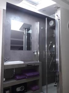 Koupelna v ubytování Chambres d'Hotes NATURISTE, Village Naturiste Cap d'Agde, Draps, Serviette, Café, Menage inclus en fin de sejour
