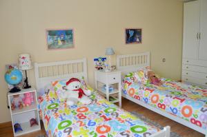 Łóżko lub łóżka w pokoju w obiekcie Chalet al lado del mar entre Redes y El Raso