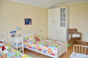 Łóżko lub łóżka w pokoju w obiekcie Chalet al lado del mar entre Redes y El Raso