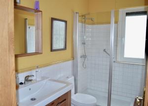 Łazienka w obiekcie Chalet al lado del mar entre Redes y El Raso
