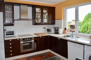 Kuchnia lub aneks kuchenny w obiekcie Chalet al lado del mar entre Redes y El Raso