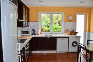 Kuchnia lub aneks kuchenny w obiekcie Chalet al lado del mar entre Redes y El Raso
