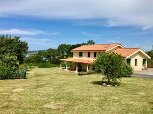 dom z dużym podwórkiem przed nim w obiekcie Chalet al lado del mar entre Redes y El Raso w mieście Ares