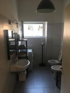 ローマにあるappartamento vigna claraのバスルーム(洗面台2つ、トイレ2つ付)