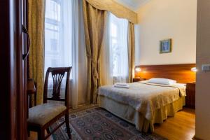une chambre d'hôtel avec un lit et une fenêtre dans l'établissement Baskov, à Saint-Pétersbourg