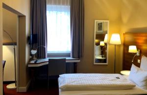 Postel nebo postele na pokoji v ubytování Hotel Kleiner Riesen