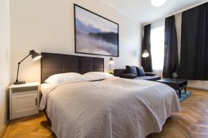 sypialnia z dużym łóżkiem i kanapą w obiekcie Apartment Erdberg I contactless check-in w Wiedniu