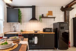 Kuchnia lub aneks kuchenny w obiekcie River Apartment in the heart of Bilbao EBI-01297