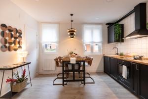 Kuchnia lub aneks kuchenny w obiekcie River Apartment in the heart of Bilbao EBI-01297