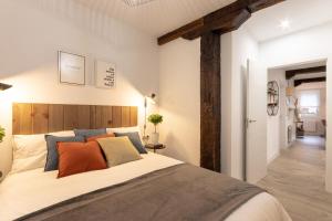 sypialnia z dużym łóżkiem z pomarańczowymi i niebieskimi poduszkami w obiekcie River Apartment in the heart of Bilbao EBI-01297 w mieście Bilbao