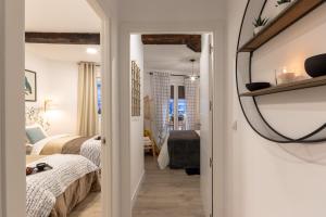 Łóżko lub łóżka w pokoju w obiekcie River Apartment in the heart of Bilbao EBI-01297