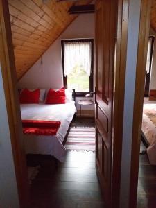 Giường trong phòng chung tại Planinska kuća MAK
