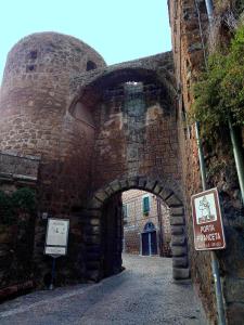 an archway in a brick building with a sign at Alloggio turistico Porta Franceta in Sutri
