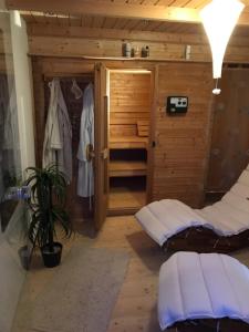 um quarto com uma sauna com duas camas em Souterrain Ferienwohnung em Haigerloch