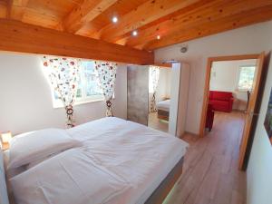 Un pat sau paturi într-o cameră la Ferienwohnungen Raffler