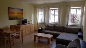 ein Wohnzimmer mit einer Couch und einem Tisch in der Unterkunft Ferienhof Lahr in Wincheringen