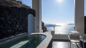 Villa con vasca immersione ad acqua fredda e vista sull'oceano di Pegasus Spa Hotel a Imerovigli