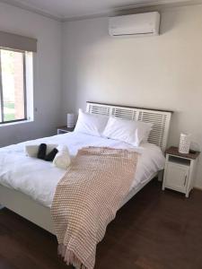 Postel nebo postele na pokoji v ubytování Stay in spacious, homely unit in prestigious area